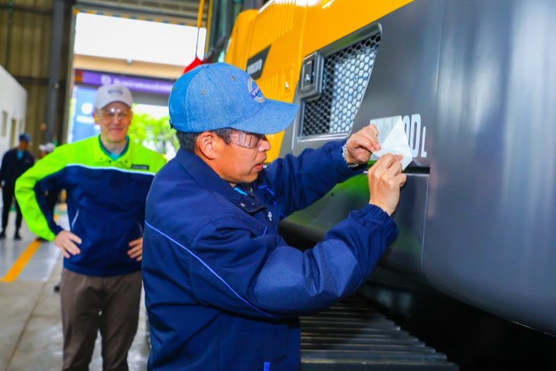 图片2：沃尔沃建筑设备（中国）有限公司总裁李岩为第30000台设备粘贴标号.jpg